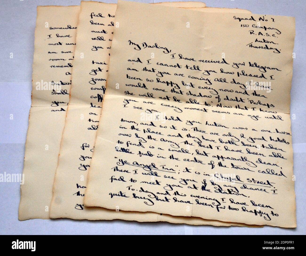 Una lettera d'amore scritta a mano degli anni '40 antica di tre fogli di  notepaario che inizia: 'My Darling' Foto stock - Alamy