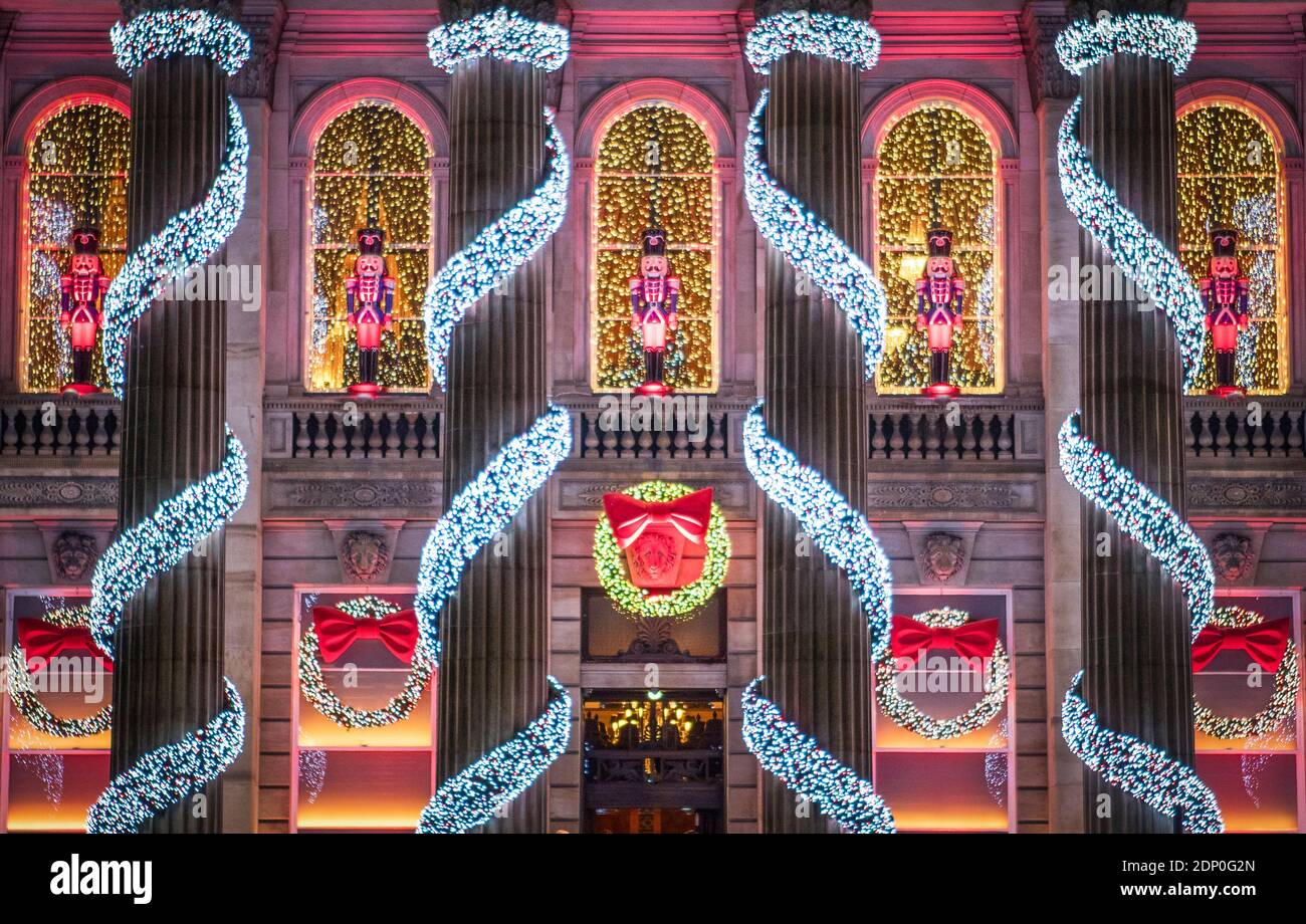 Decorazioni natalizie fuori dal Duomo in George Street, Edimburgo. Foto Stock