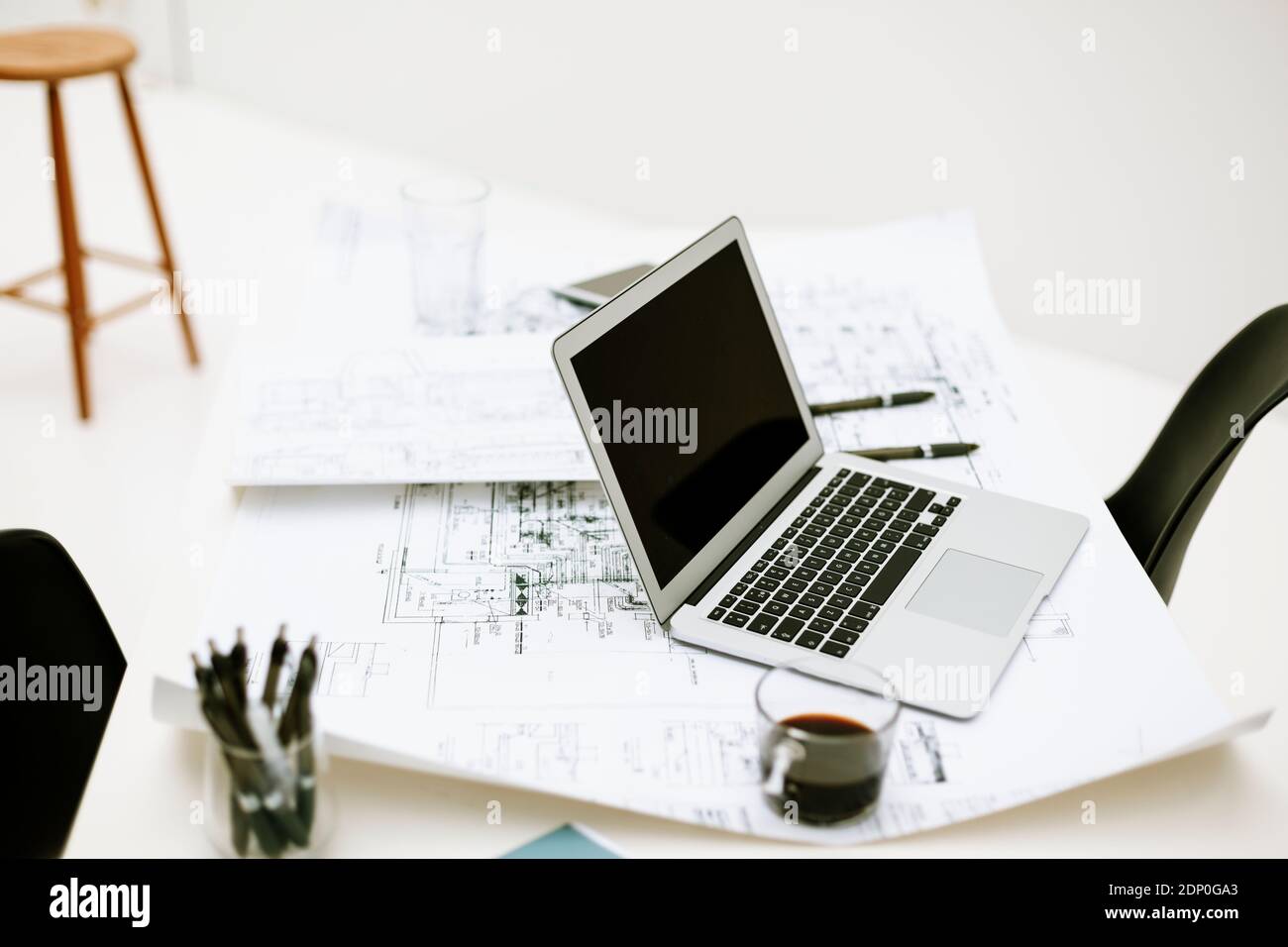 Scrivania con computer portatile e progetti Foto Stock