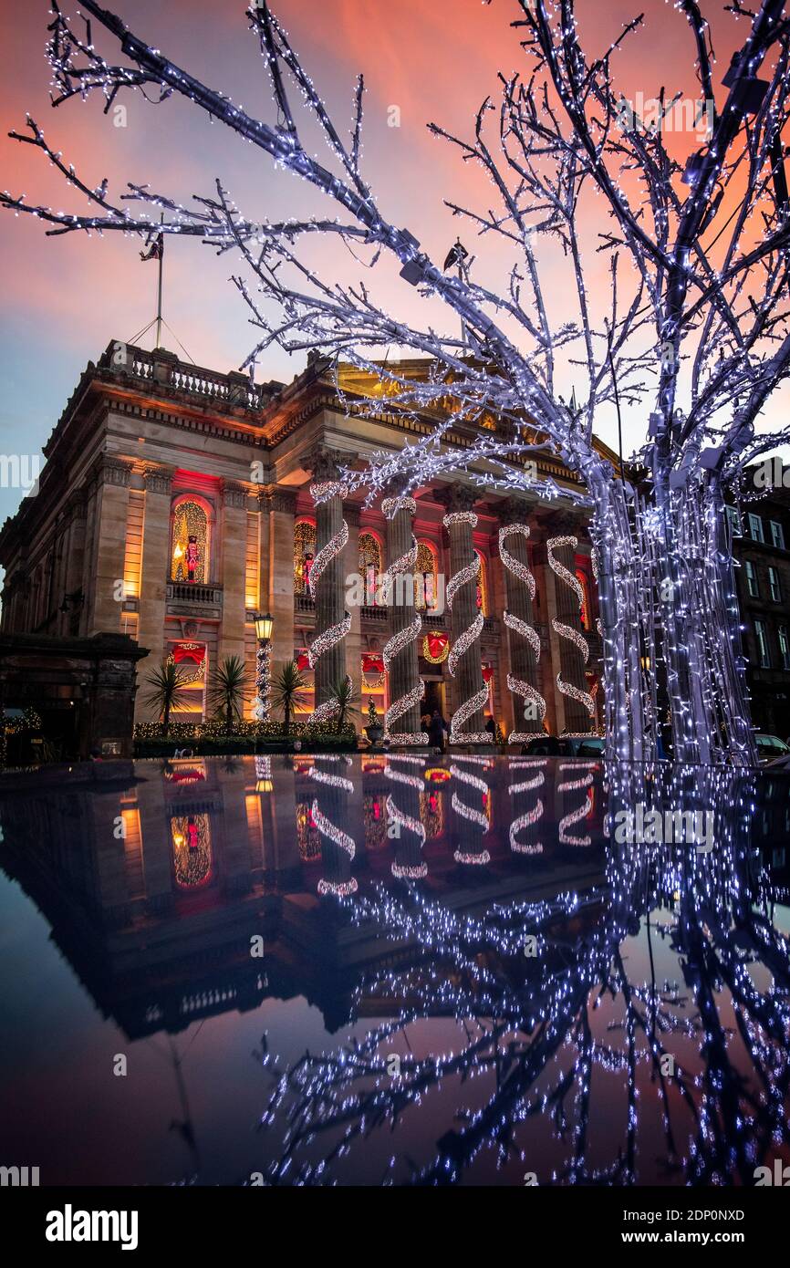 Decorazioni natalizie fuori dal Duomo in George Street, Edimburgo. Foto Stock