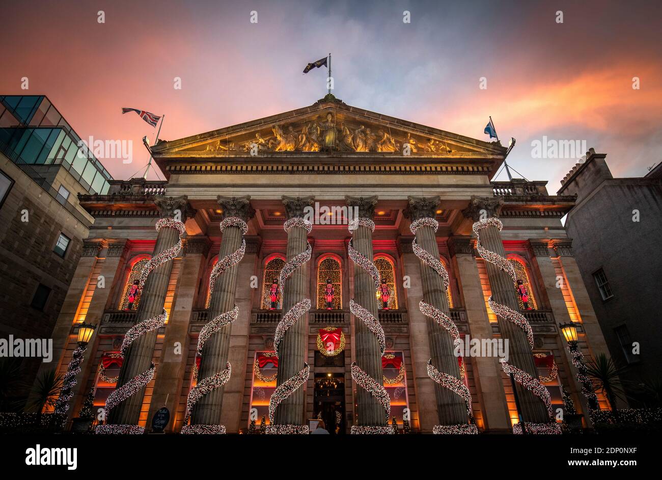 Decorazioni natalizie fuori dal Duomo in George Street, Edimburgo. Foto Stock