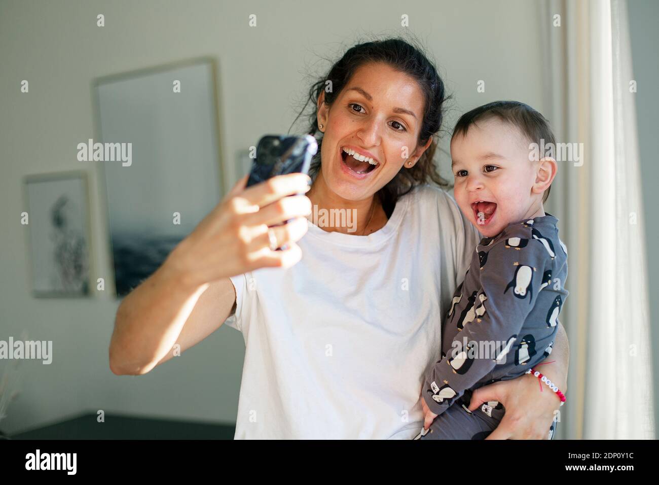 Madre che prende selfie con il figlio del bambino Foto Stock
