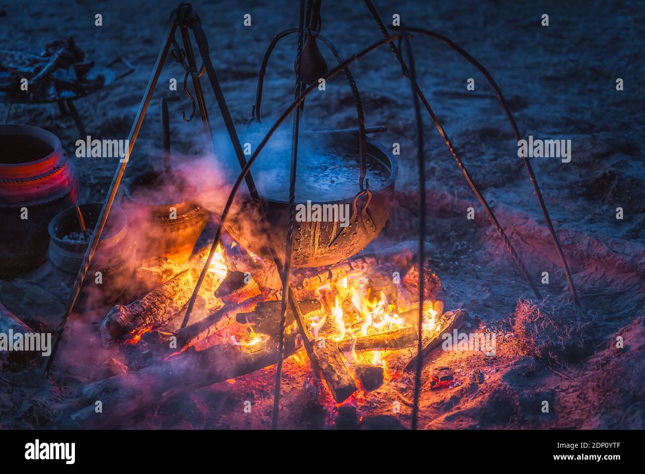 Fuoco selettivo sul calderone bollente con decozione misteriosa su un fuoco di notte il sabato delle streghe. Kupala Night, chiamata in Polonia NOC Kupaly, Cedynia Foto Stock
