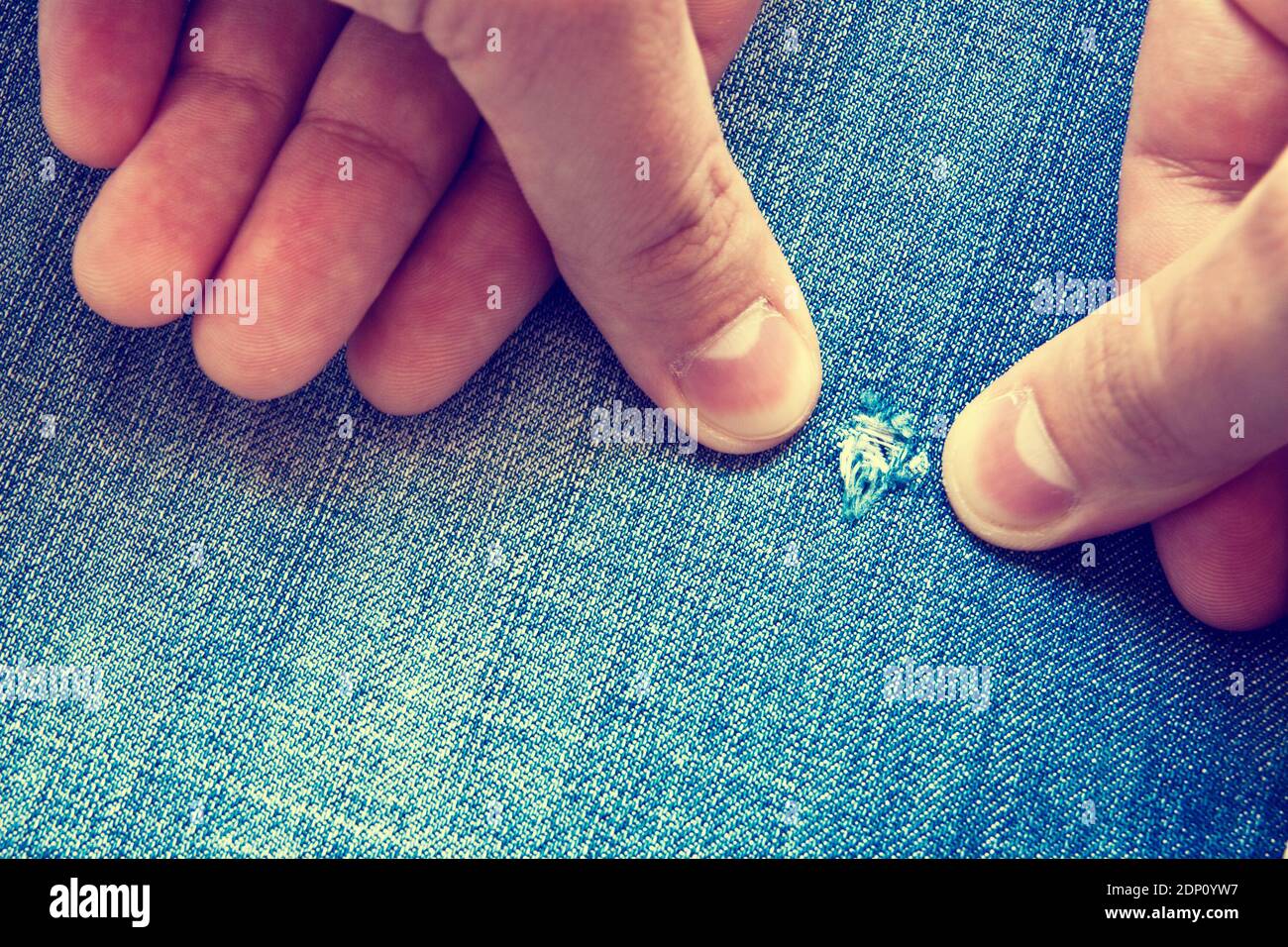 sfondo in jeans blu con le mani Foto Stock