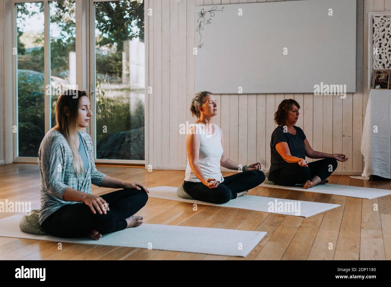 Donne meditando in studio di yoga Foto Stock