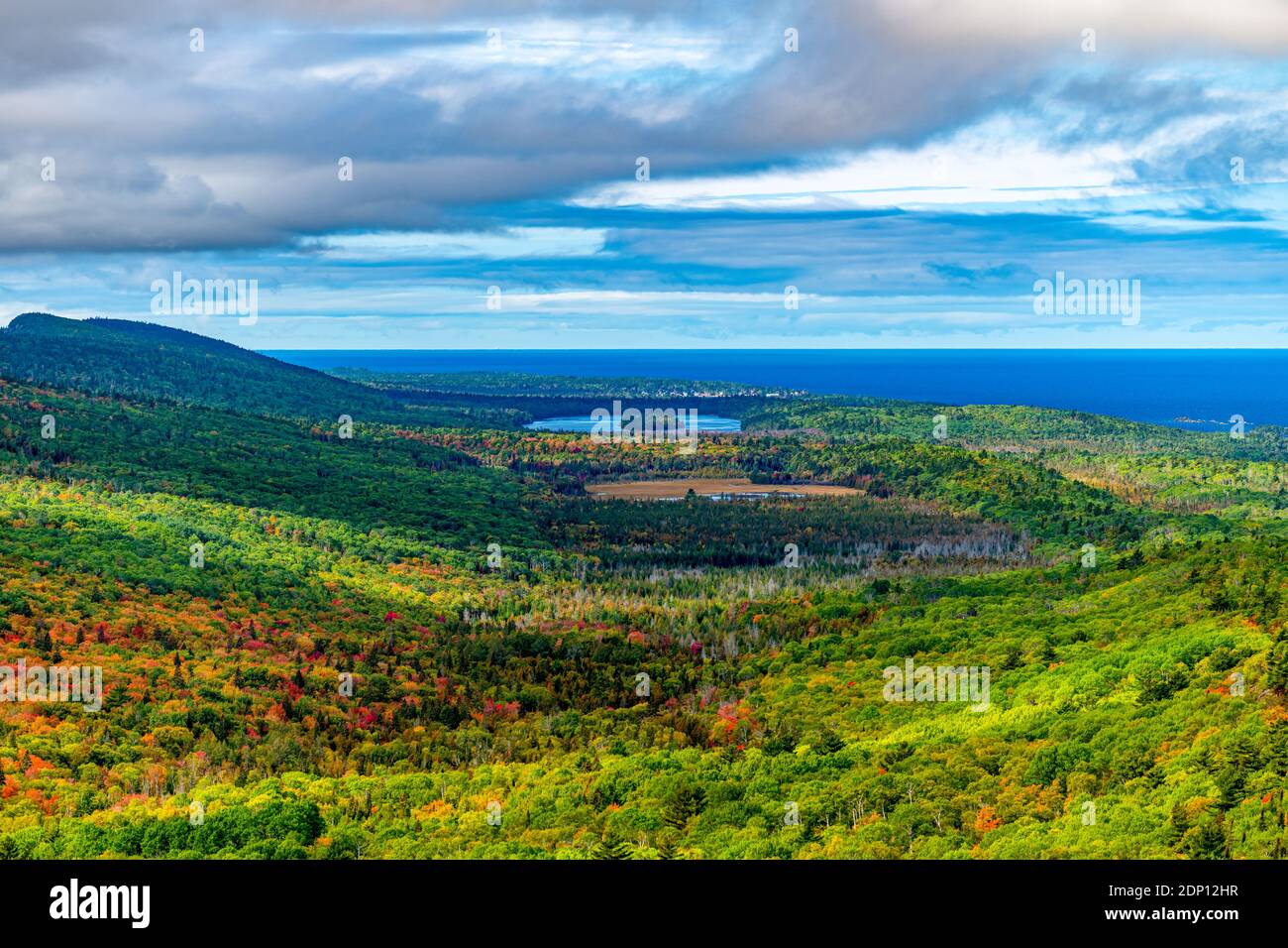 Una vista autunnale ad ovest dalla Upper Peninsula Brockway Mountain del Michigan, con il Lago Upson, il Lago Baily, la città di Eagle Harbor e il Lago Superior. Foto Stock