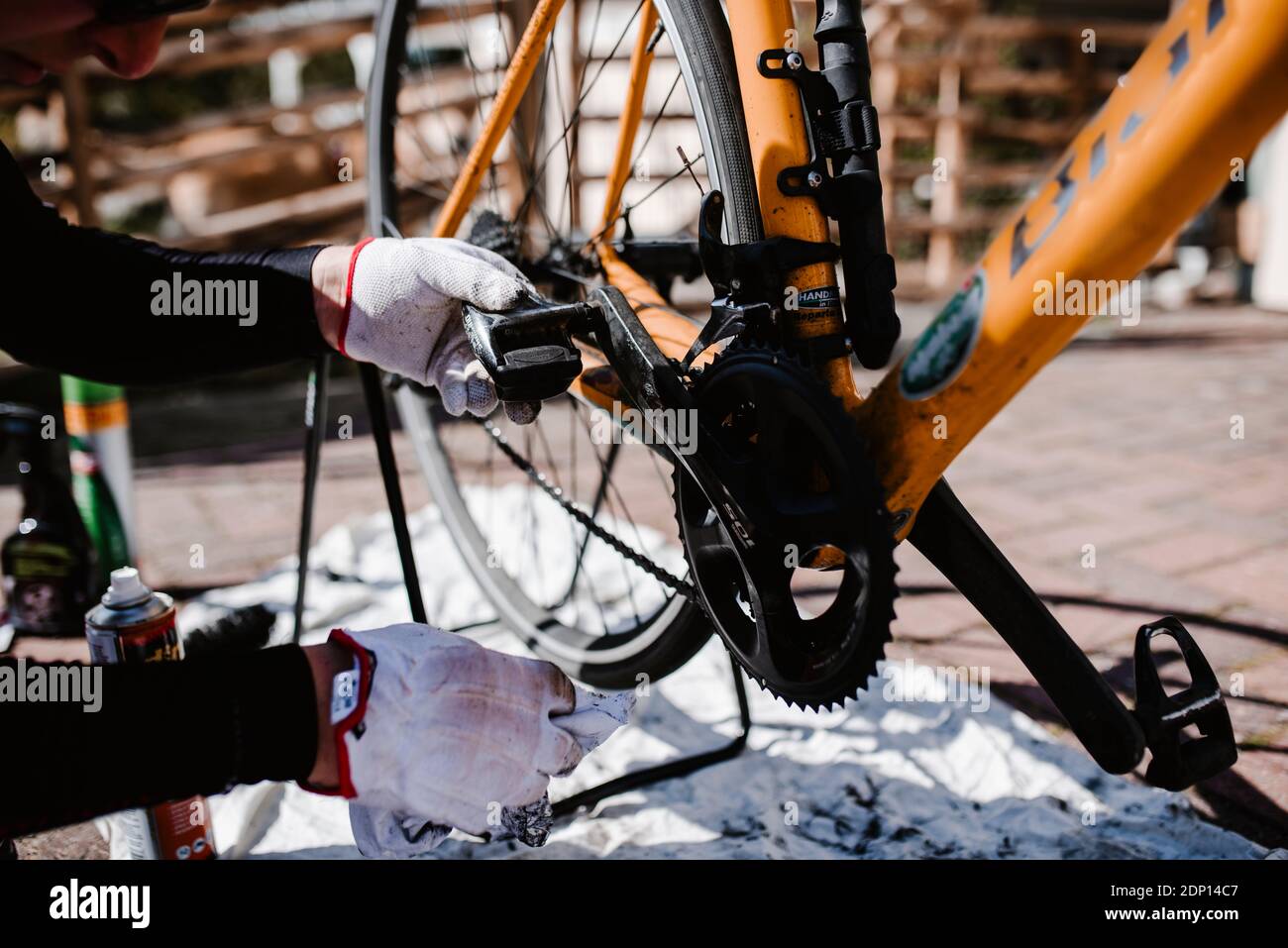 Persona che ripara la bicicletta Foto Stock