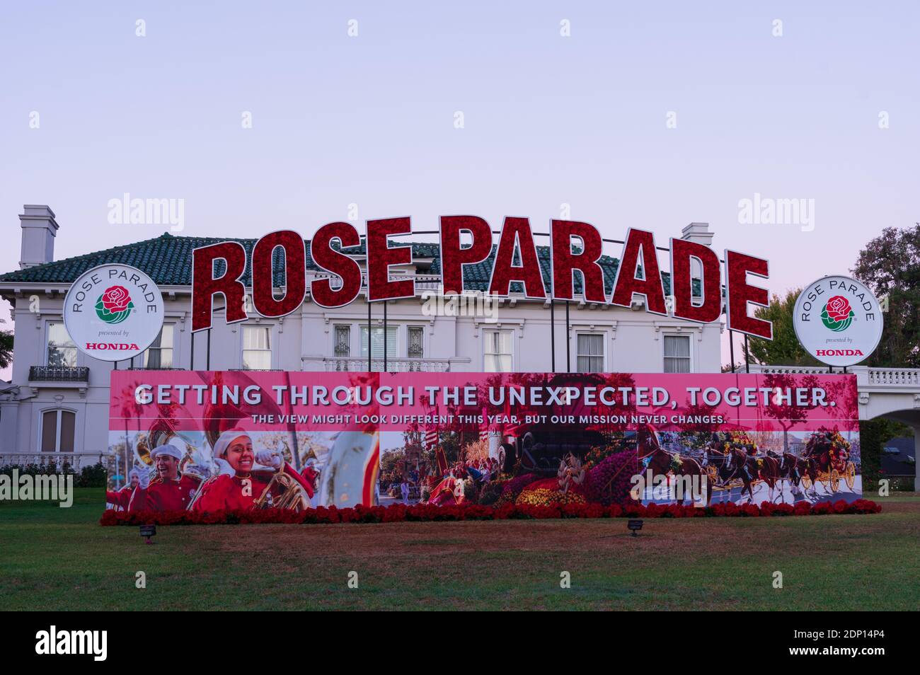 Questa immagine mostra un cartello del Torneo delle rose di fronte alla Casa del Torneo. Mostrato a Pasadena, California. Foto Stock