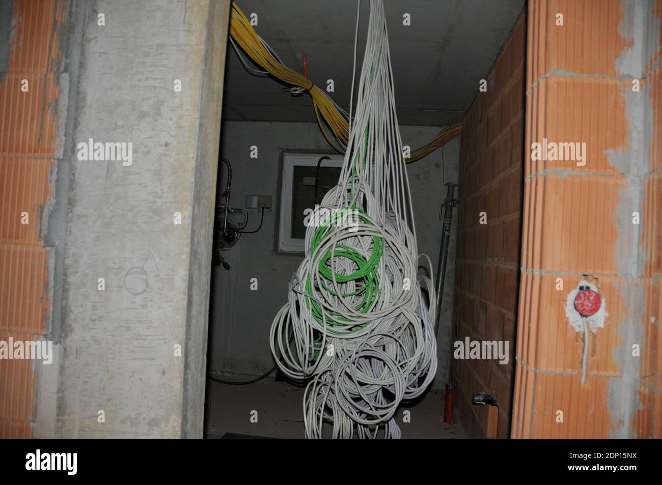 Cablaggio LAN in un nuovo edificio cavi in uscita da il soffitto Foto Stock