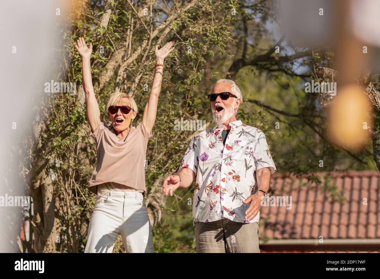 Felice coppia senior in giardino Foto Stock