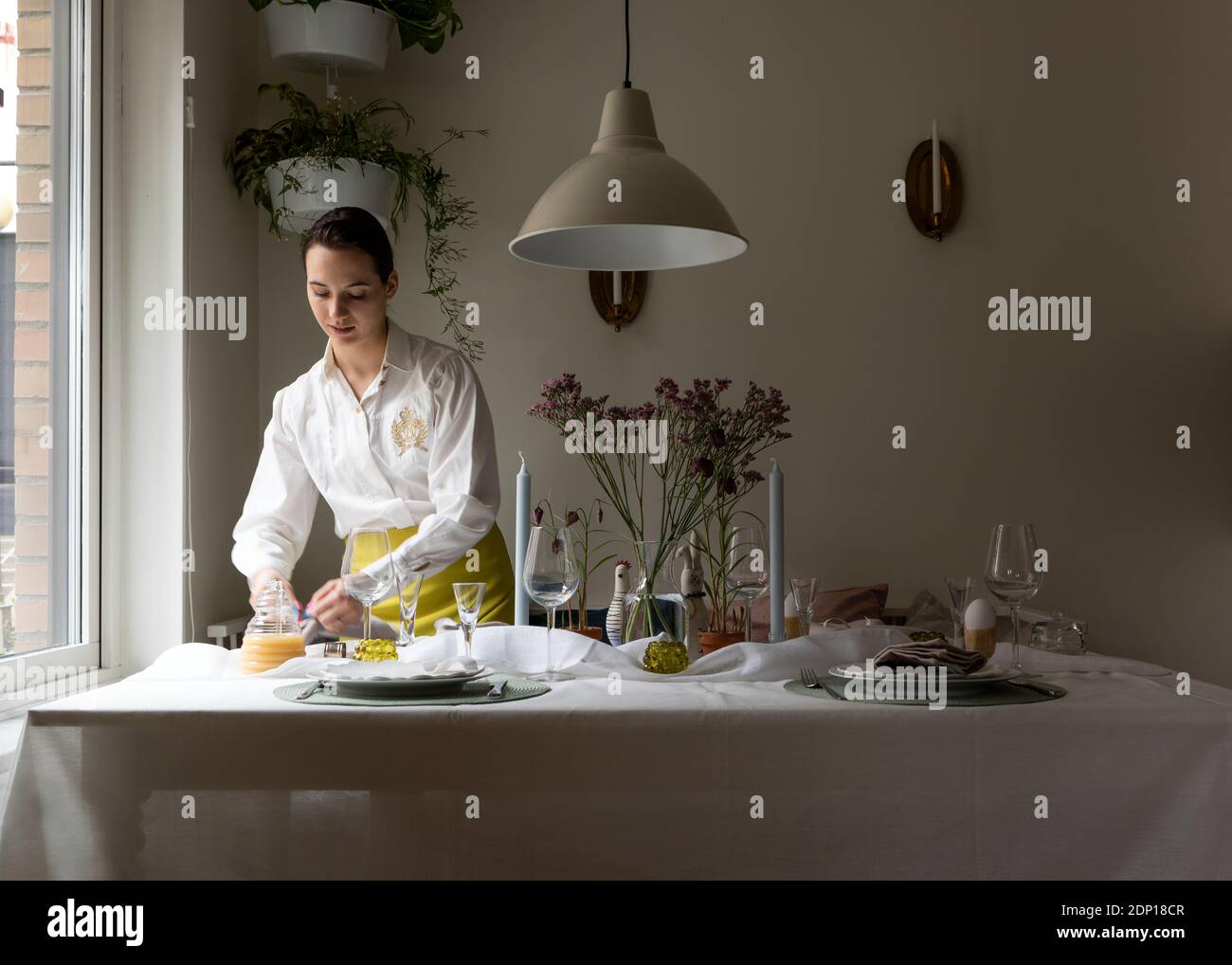 Donna che prepara le impostazioni del luogo Foto Stock