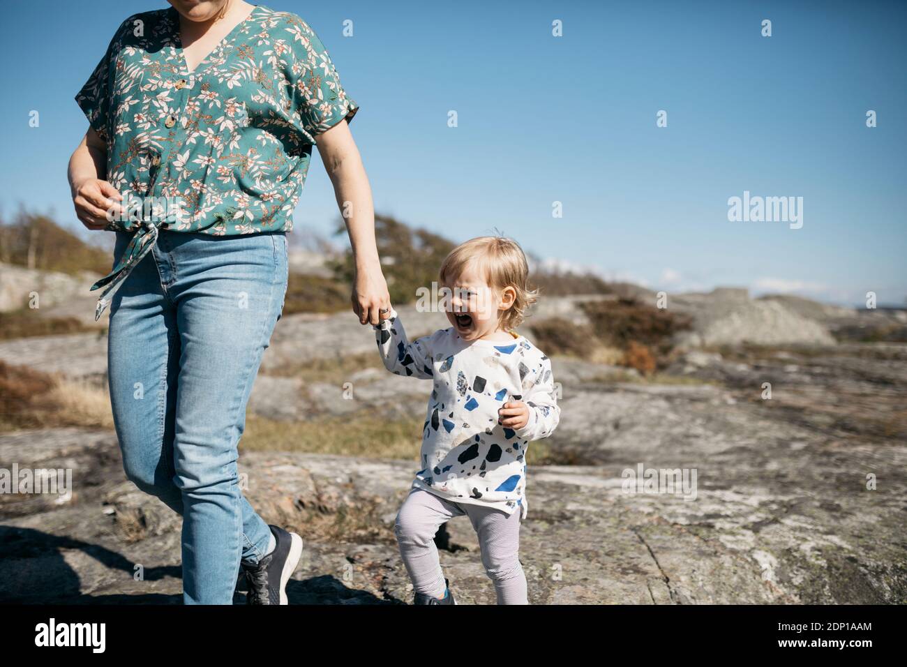 La madre cammina con la figlia Foto Stock