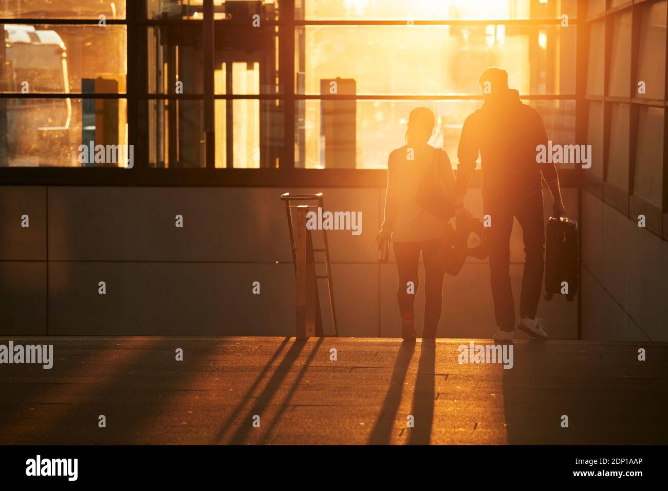 Silhouette di coppia che cammina insieme Foto Stock