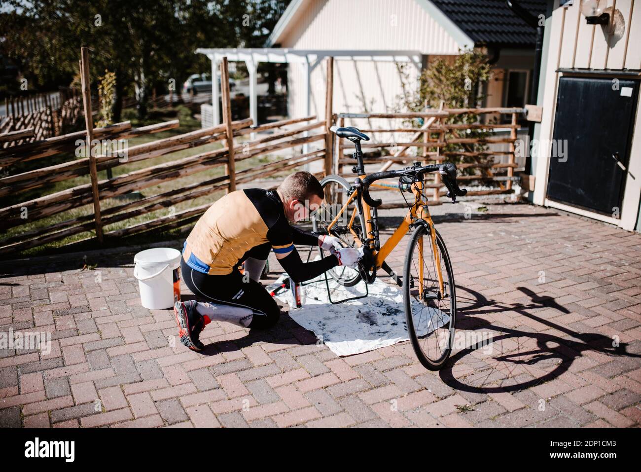 Uomo che ripara bicicletta Foto Stock
