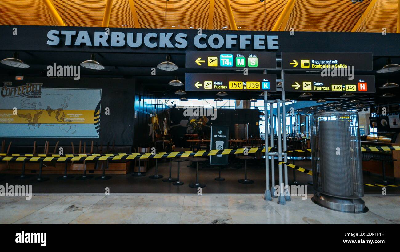 Bar Starbucks chiuso durante l'epidemia di Covid-19 al Terminal 4 di Bajaras a Madrid, Spagna Foto Stock