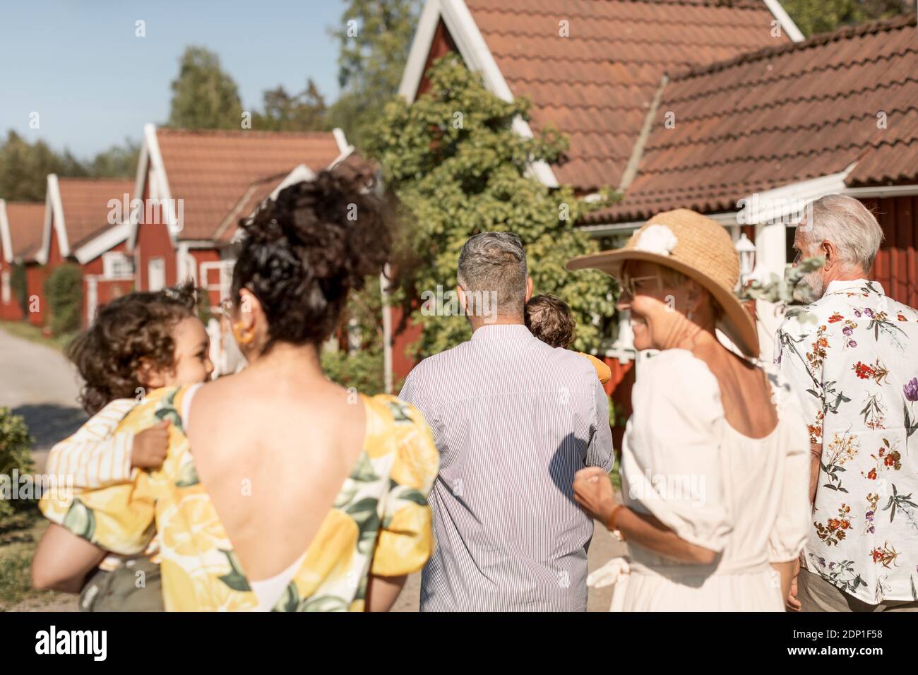 Vista posteriore della famiglia con bambini che camminano insieme Foto Stock