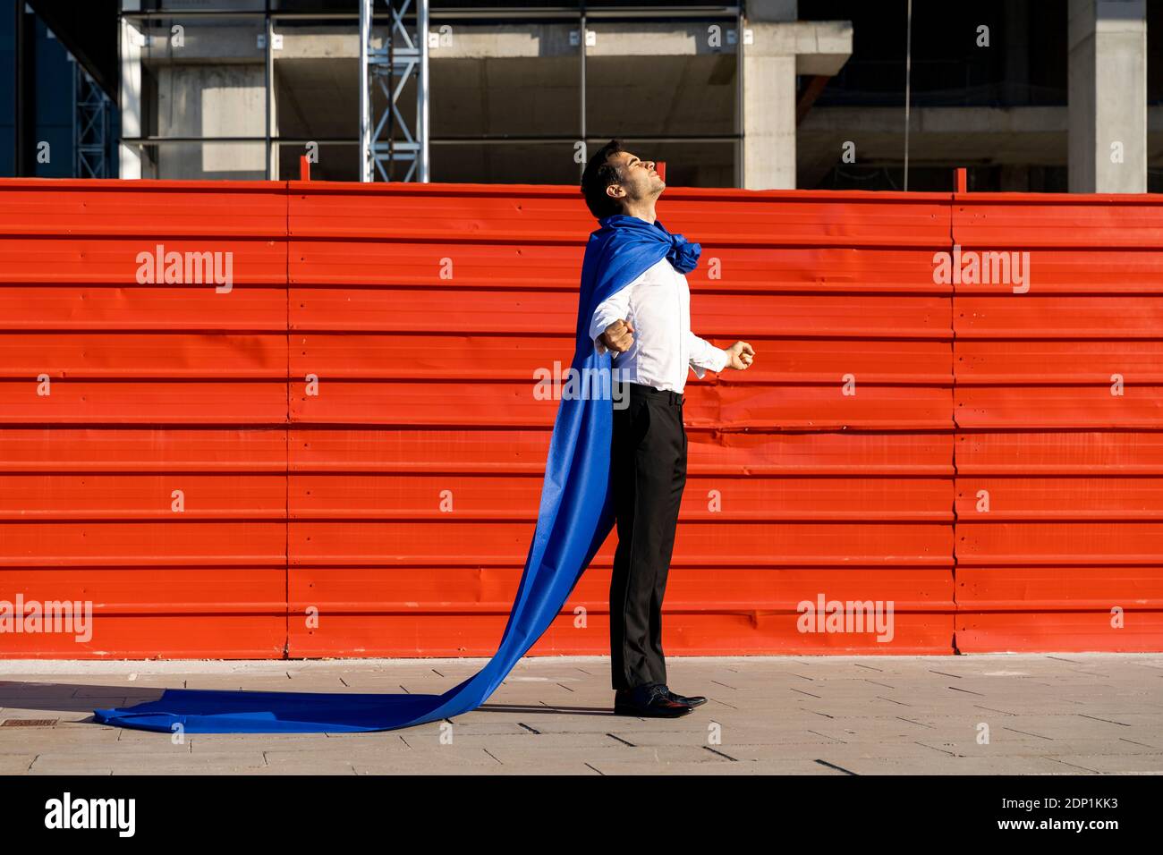 Uomo d'affari con capo super eroe pugno clenching Foto Stock