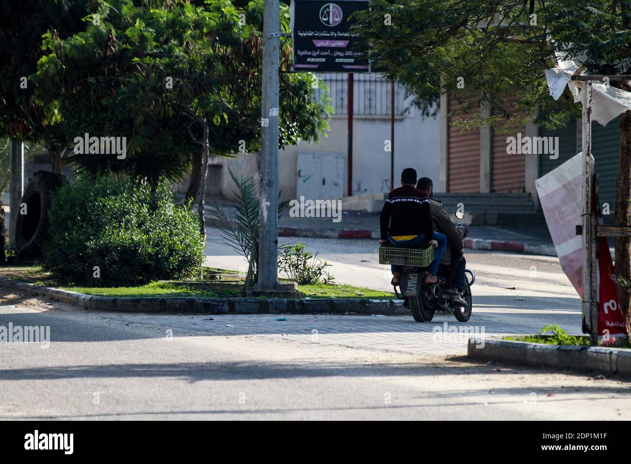 18 dicembre 2020: Striscia di Gaza, Palestina. 18 dicembre 2020. Le strade sono quasi deserte mentre le imprese rimangono chiuse nella striscia di Gaza settentrionale, poiché venerdì è entrato in vigore un blocco di due giorni nell'enclave palestinese per frenare un'impennata di infezioni da Covid. Il Ministero degli interni palestinese ha imposto un blocco completo del venerdì e del sabato per ridurre i contatti e il sovraffollamento alla luce della recente impennata di casi di coronavirus nella striscia di Gaza, che ha 9,500 casi attivi e ha subito 200 decessi correlati a Covid. L'Agenzia delle Nazioni Unite per il soccorso e l'occupazione in Palestina Foto Stock