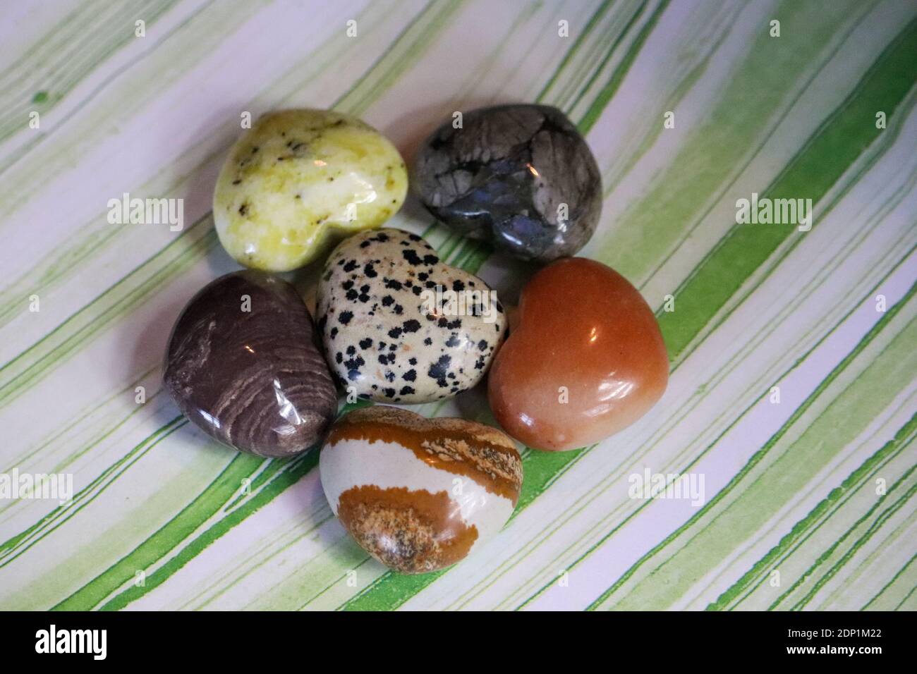 Pietre colorate a forma di cuore in un cerchio. Foto di alta qualità Foto Stock