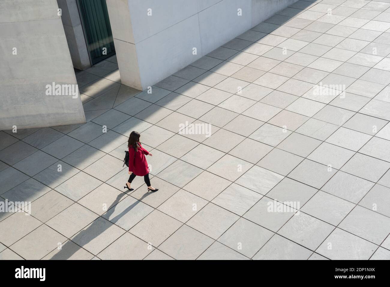 Vista da sopra a piedi imprenditrice moderna su un pavimento in calcestruzzo Foto Stock