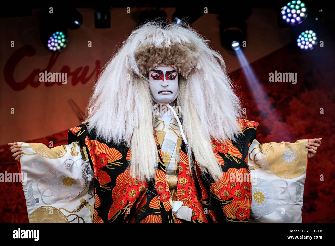 Spettacolo di personaggi Kabuki in costume di Kimono De Go al Japan Matsuri Festiva, Trafalgar Square, Londra, Regno Unito Foto Stock