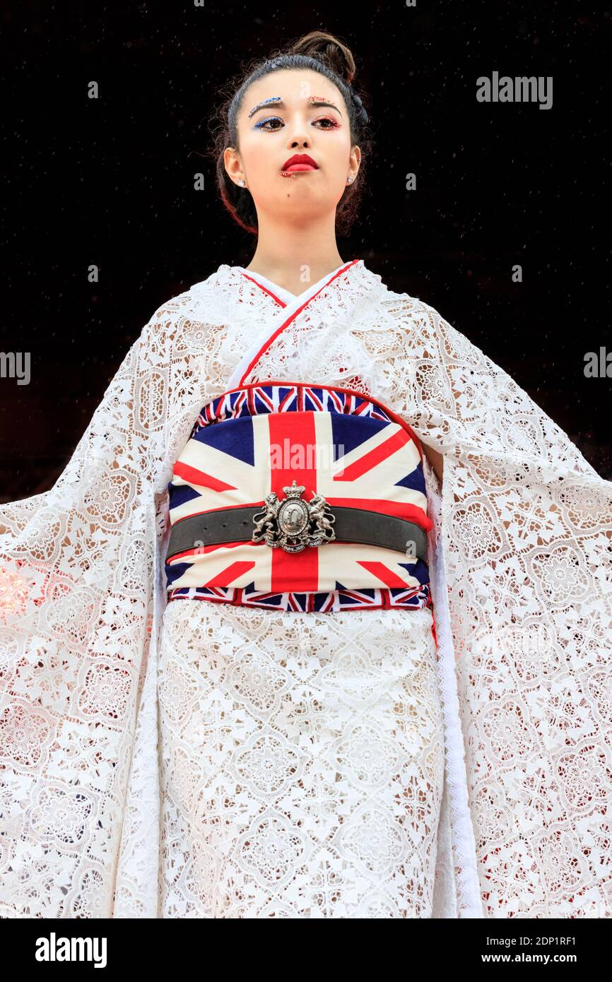 Donna giapponese a Kimono con British Union Jack, spettacolo di costumi di Kimono de Go al Japan Matsuri Festival di Londra, Regno Unito Foto Stock