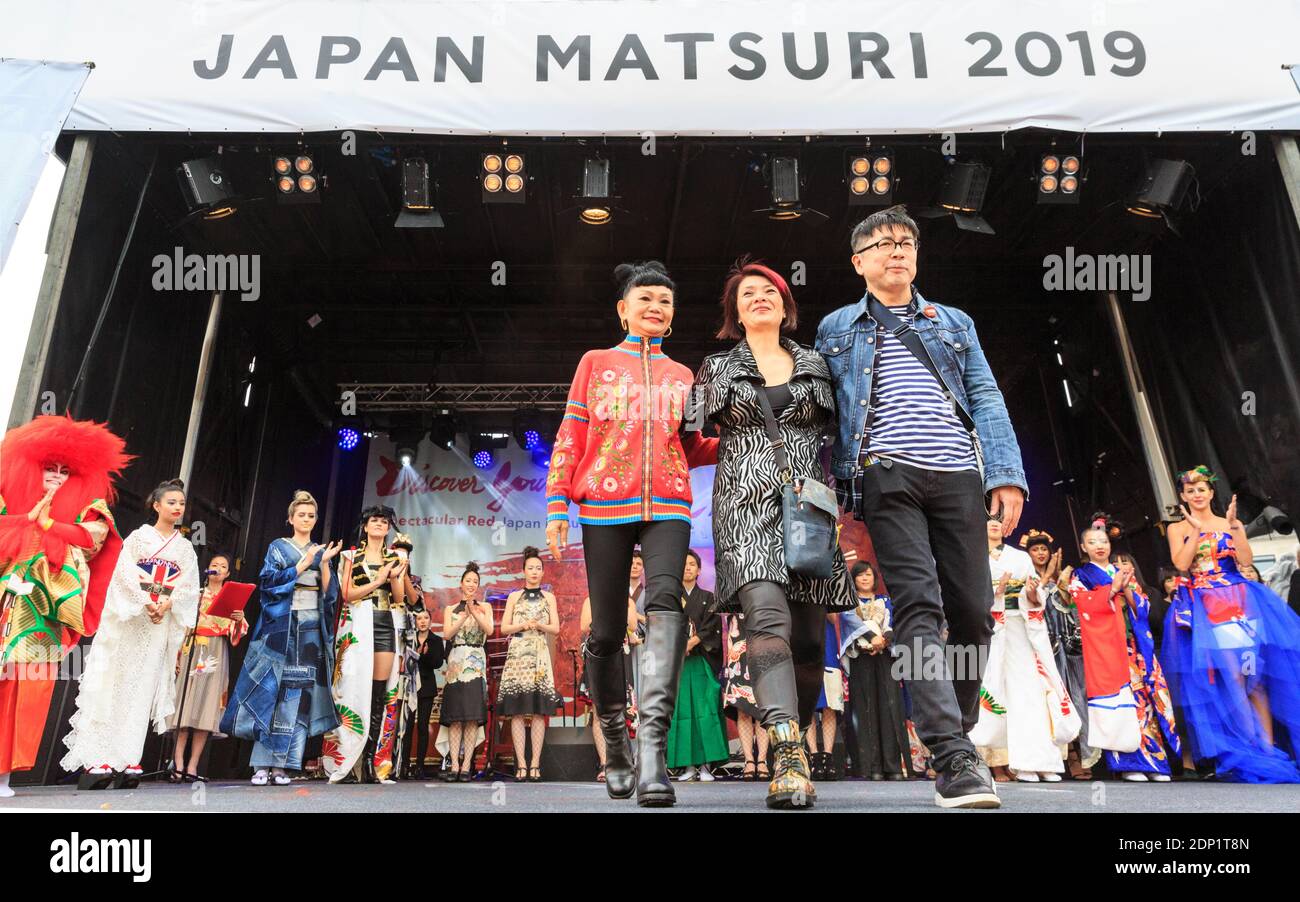 Mamiko Sato, fondatore Kimono de Go (a sinistra) e colleghi della Kimono de Fashion Show, Japan Matsuri Festival Trafalgar Square, Londra, Regno Unito Foto Stock