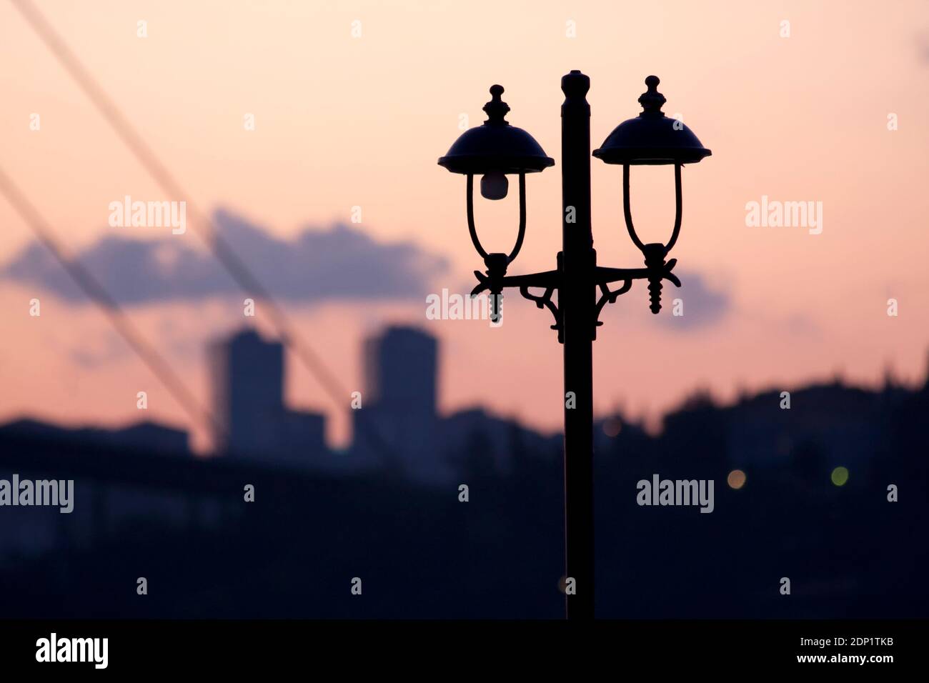 Istanbul : silhouette di luci di strada al tramonto Foto Stock