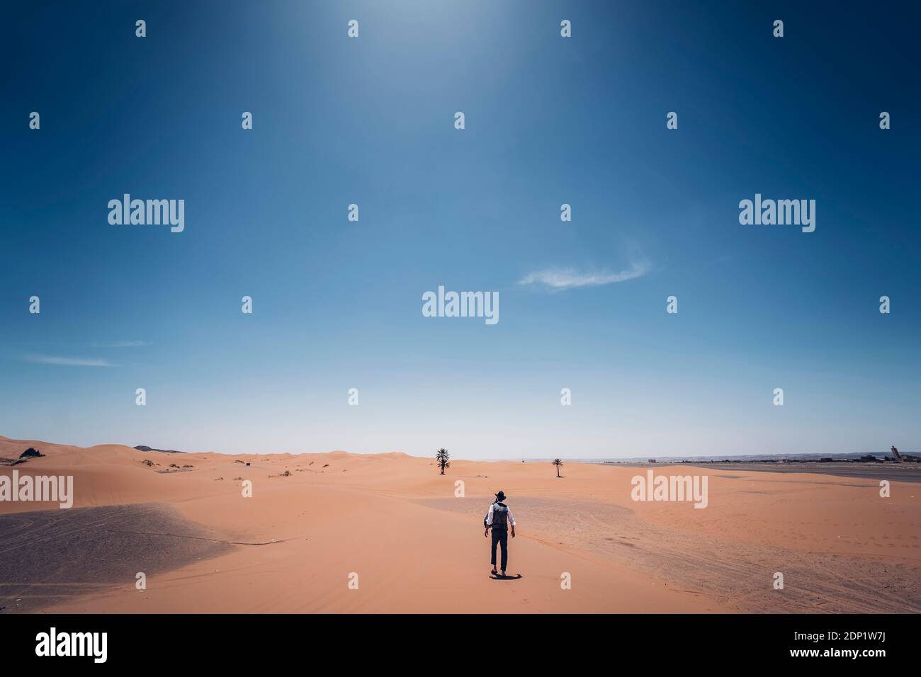 Lonely Man con il cappello a piedi nelle dune del deserto del Marocco Foto Stock