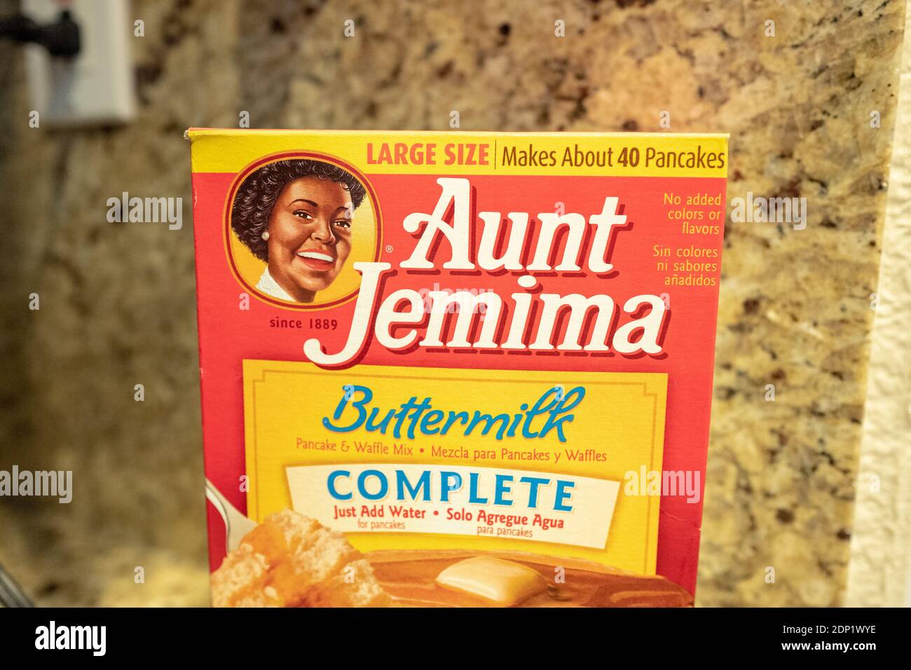 Primo piano di Aunt Jemima marca pancake latte in ambiente cucina, San Ramon, California, 20 novembre 2020. () Foto Stock