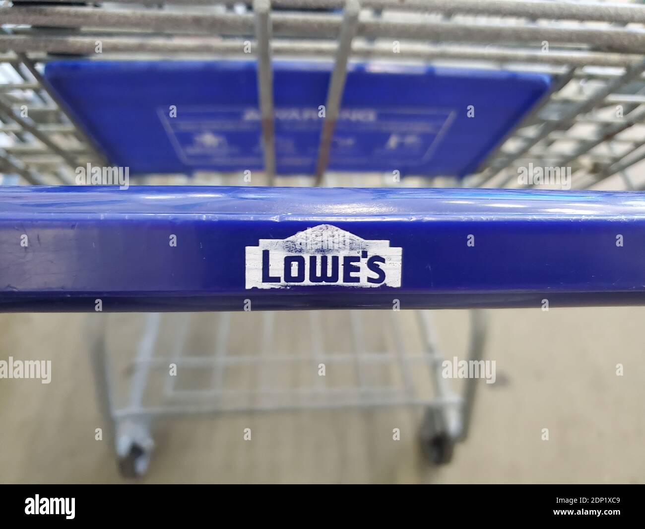 Primo piano del logo della Lowe's Home Improvement Company stampato su un carrello a Dublino, California, 27 novembre 2020. () Foto Stock