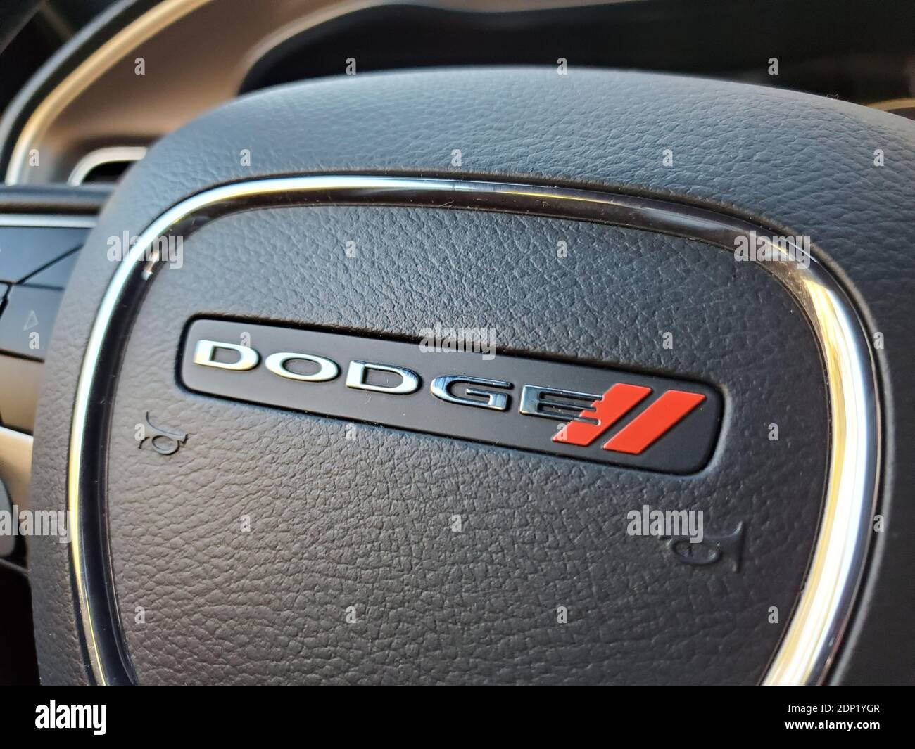 Primo piano di un volante con il logo Dodge a Lafayette, California, dicembre 2020. () Foto Stock