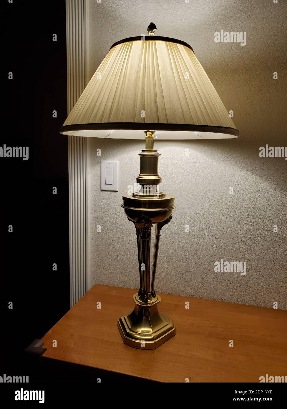 Fotografia di una lampada da tavolo Stiffel in stile antico con base in ottone e paralume plissettato a San Ramon, California, 27 novembre 2020. () Foto Stock