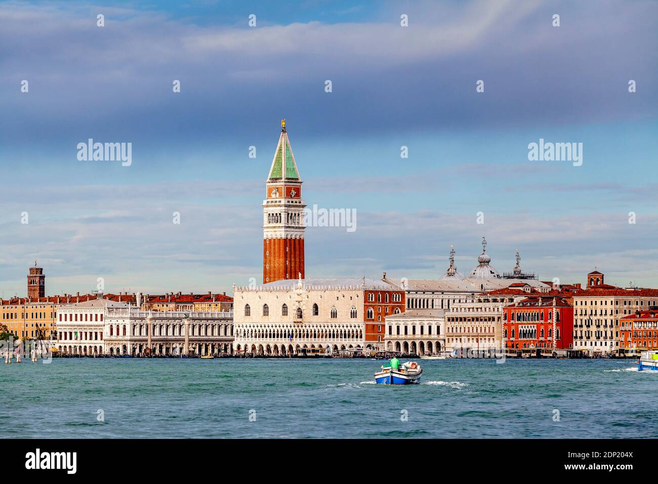 Una veduta degli edifici storici del lungomare, Venezia, Italia. Foto Stock