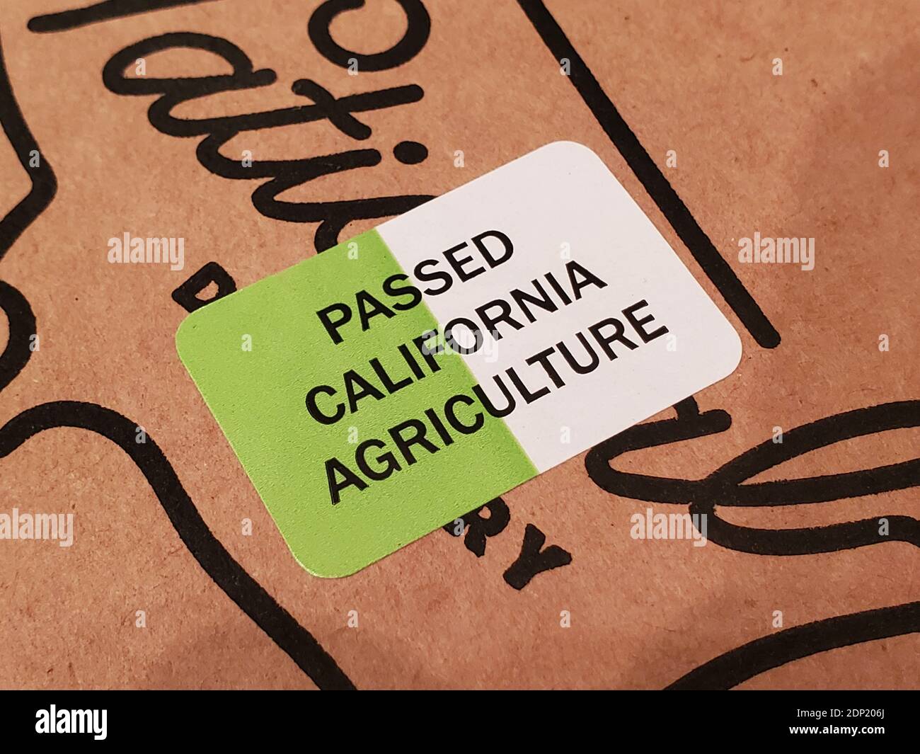 Primo piano di un adesivo verde e bianco con la scritta "Passed California Agriculture" a Lafayette, California, dicembre 2020. () Foto Stock