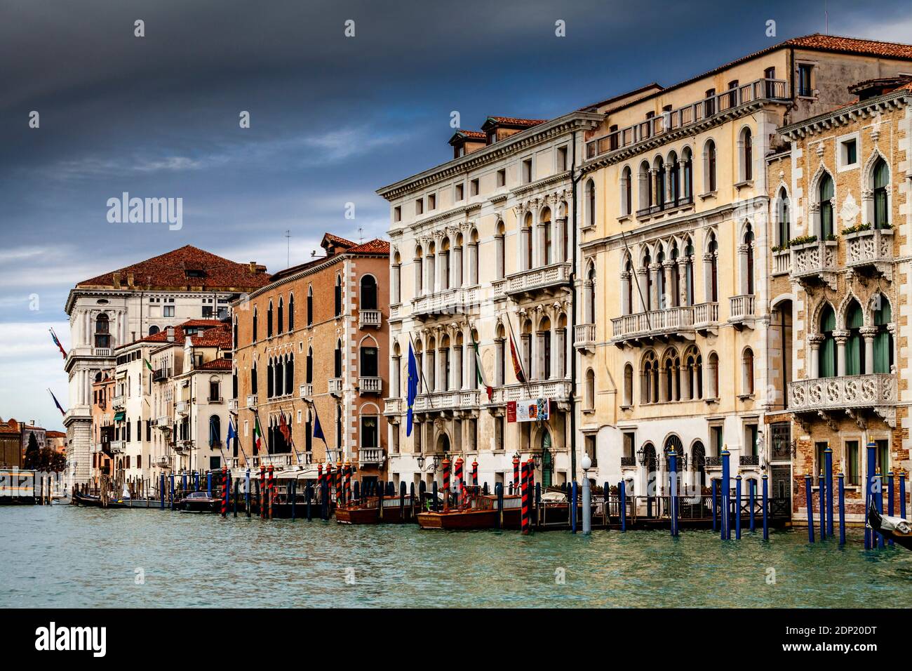 Edifici colorati sul Canal Grande, Venezia, Italia. Foto Stock