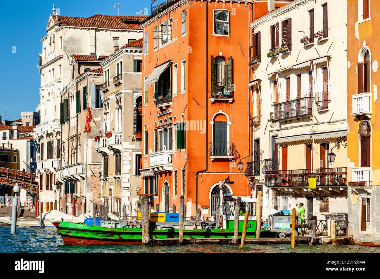 Una scena colorata sul Canal Grande, Venezia, Italia. Foto Stock