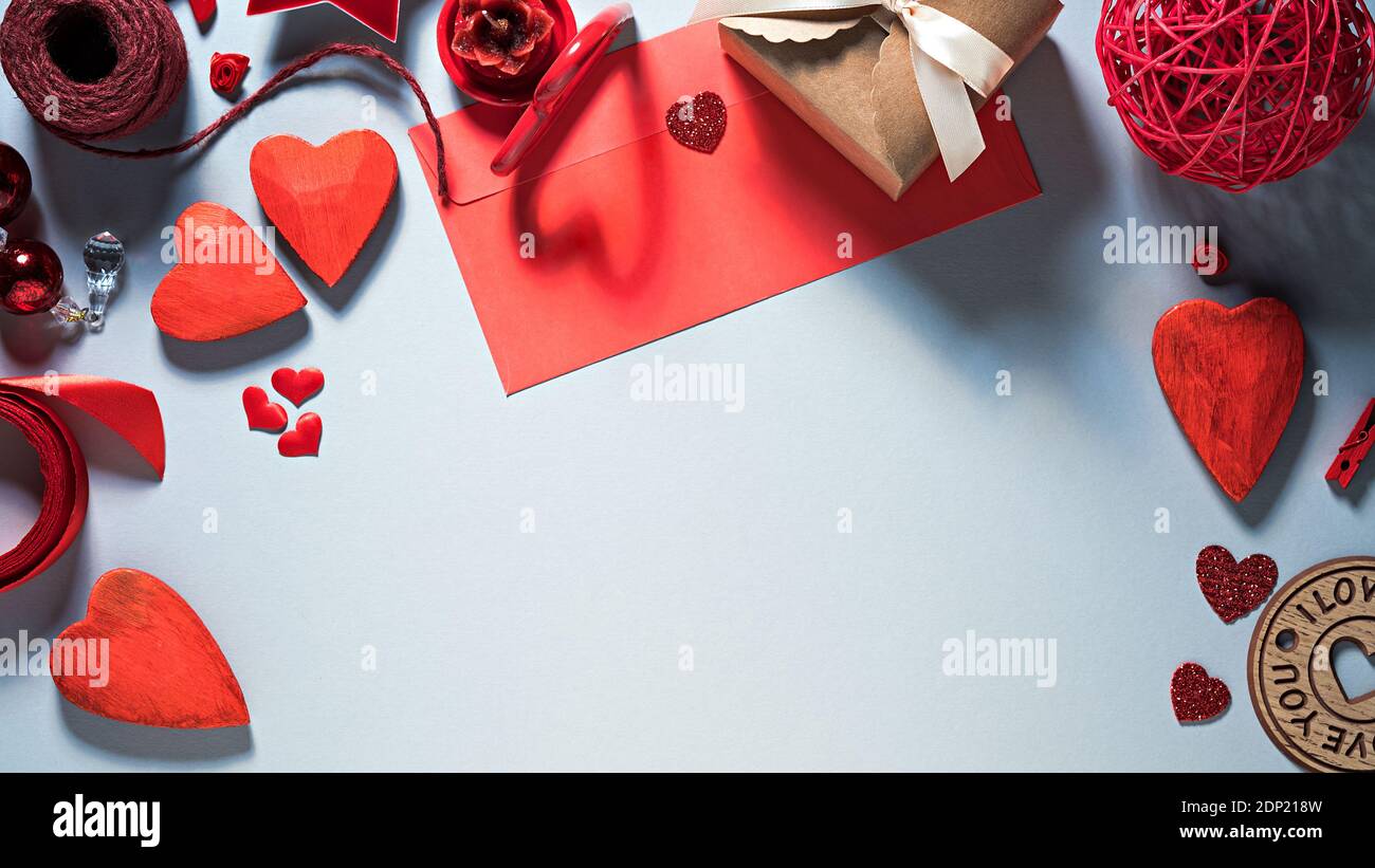 San Valentino piatto modello di posa in rosso e grigio freddo colori con spazio di copia Foto Stock