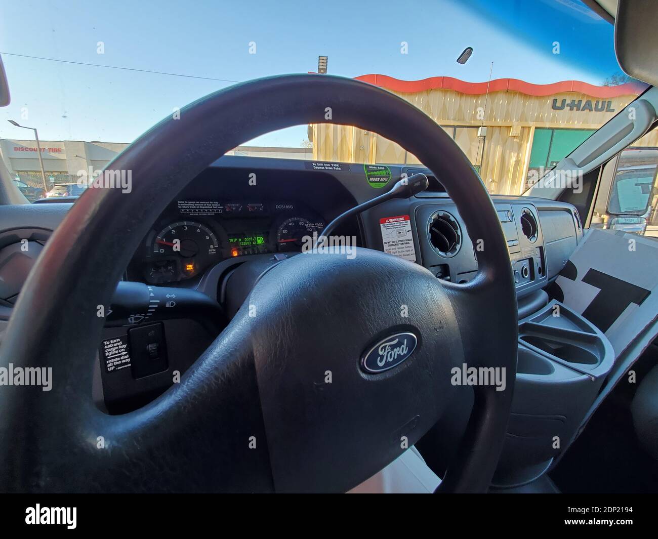 Fotografia dell'agenzia di noleggio veicoli U-Haul ripresa dall'interno di un camion U-Haul parcheggiato nel parcheggio di Concord, California, 8 dicembre 2020. () Foto Stock