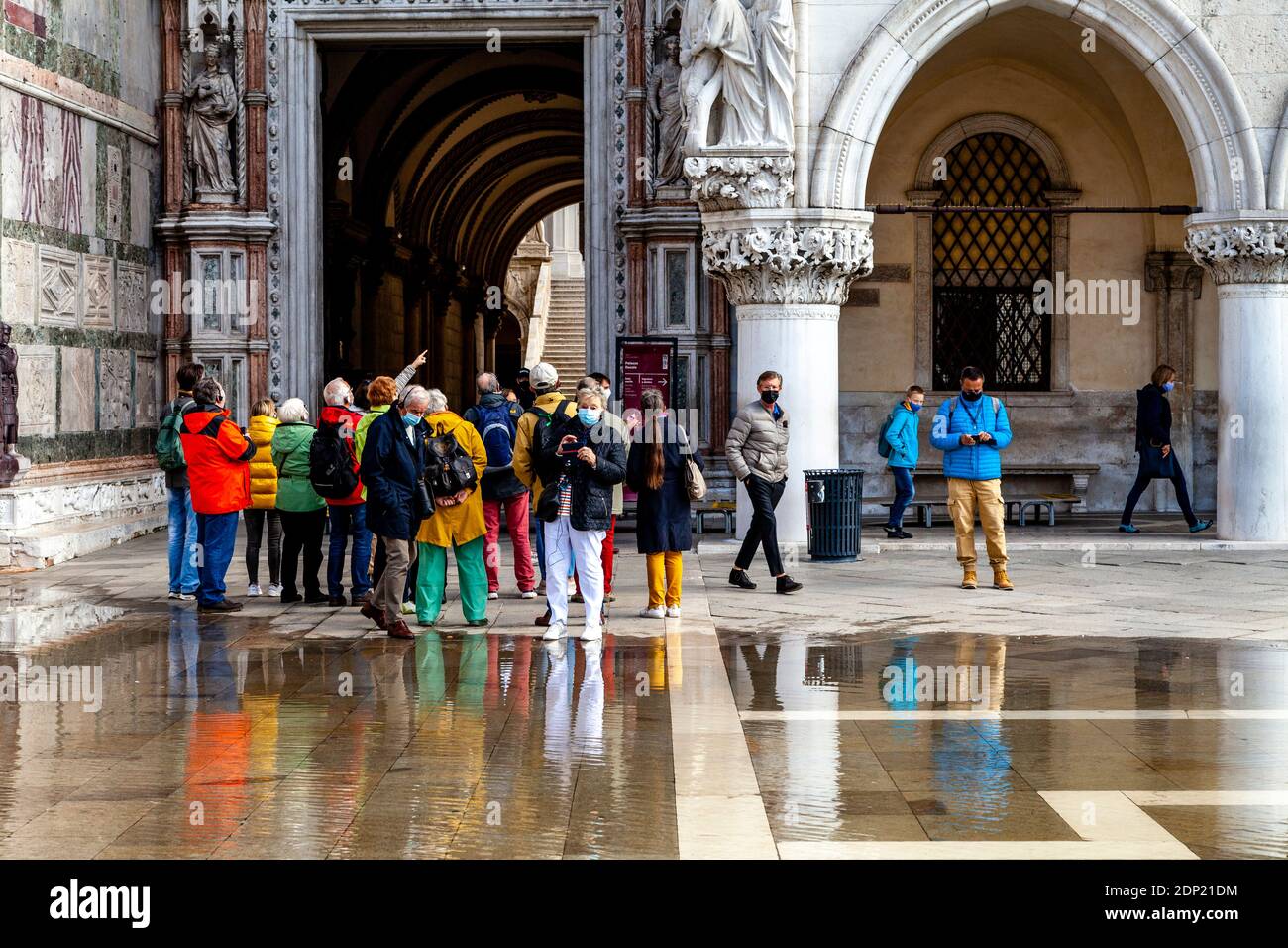 Un gruppo turistico in Piazza San Marco durante l'acqua alta (alta Tide), Venezia, Italia. Foto Stock
