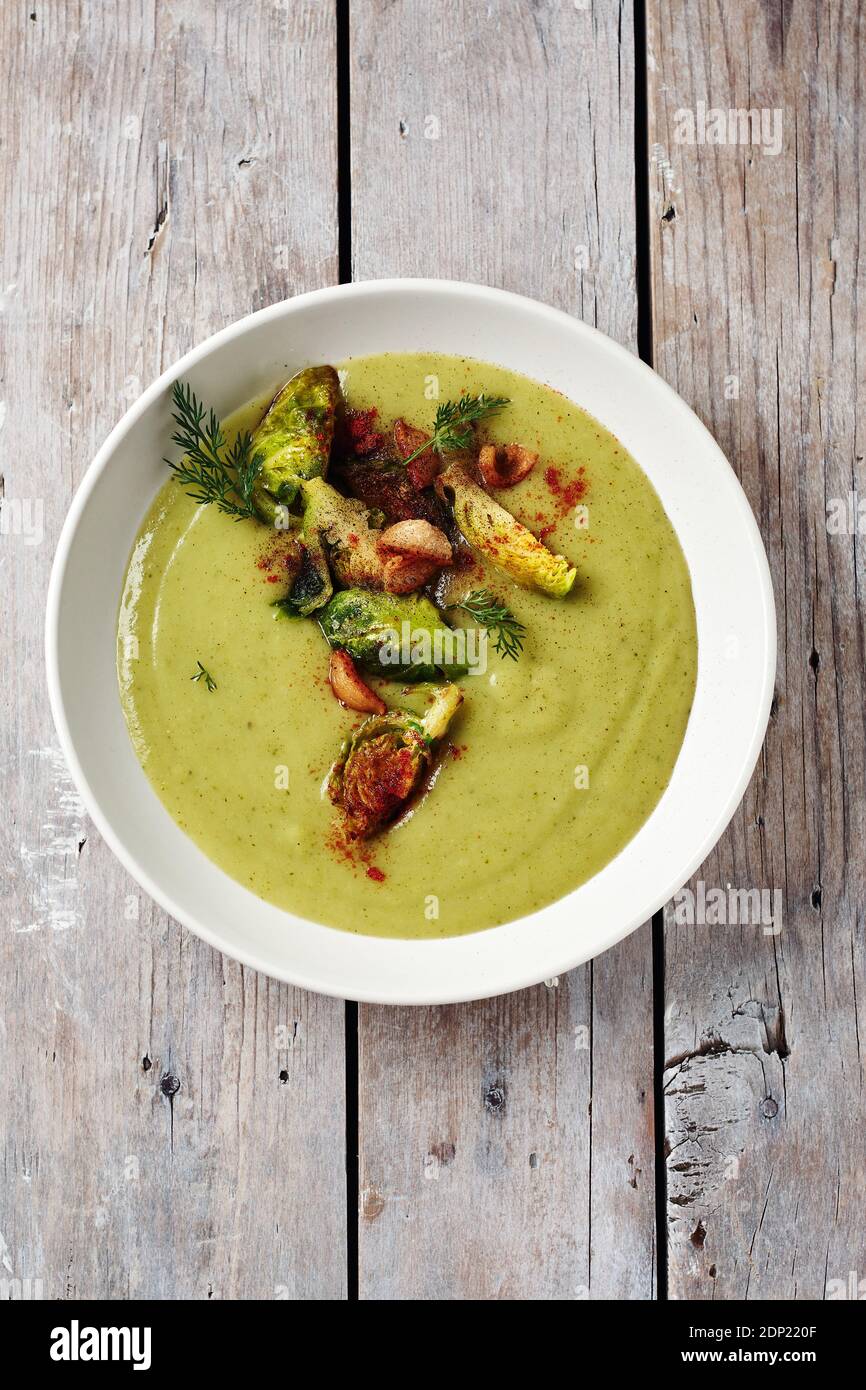 Zuppa di crema vegetale verde con broccoli e germogli di bruxelles. Foto Stock