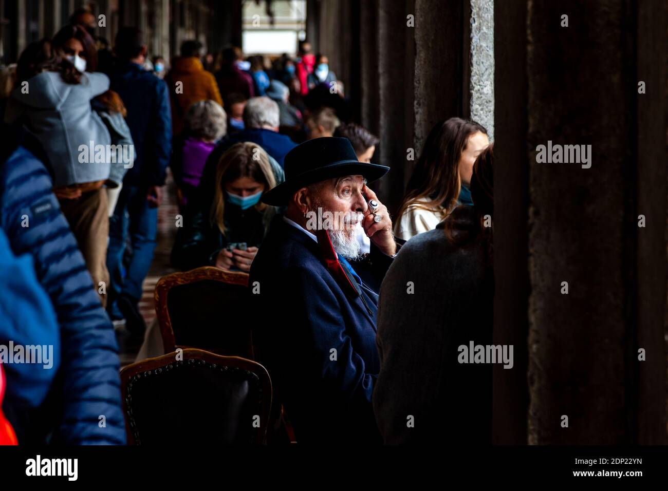 Visitatori seduti fuori caffè Florian, Piazza San Marco, Venezia, Italia. Foto Stock