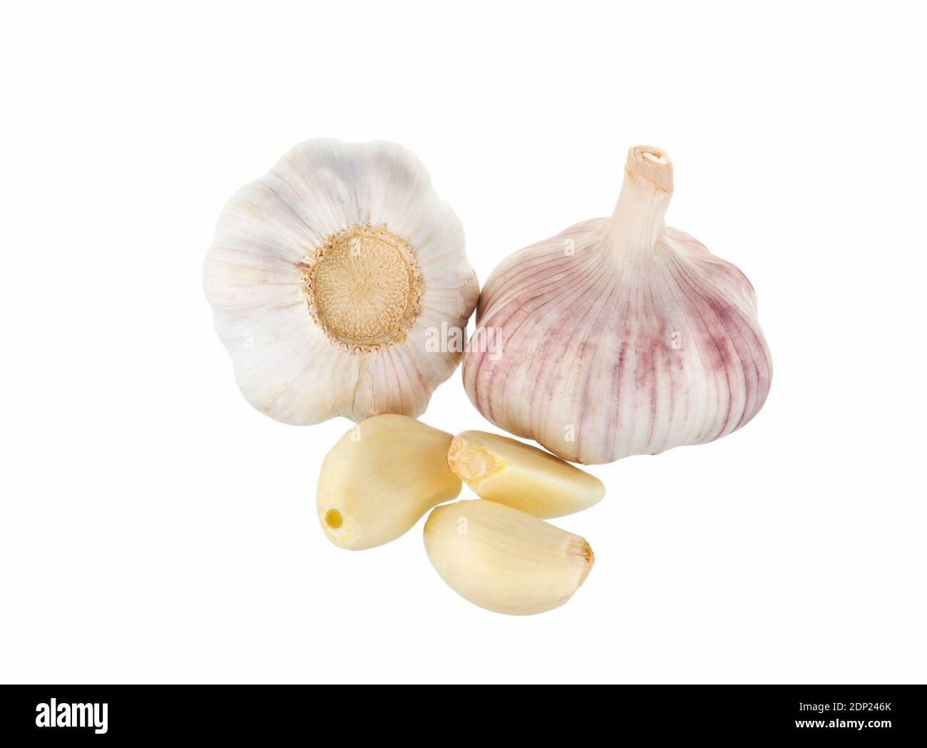 Taglio all'aglio. Aglio fresco intero con spicchio isolato su fondo bianco. Foto Stock