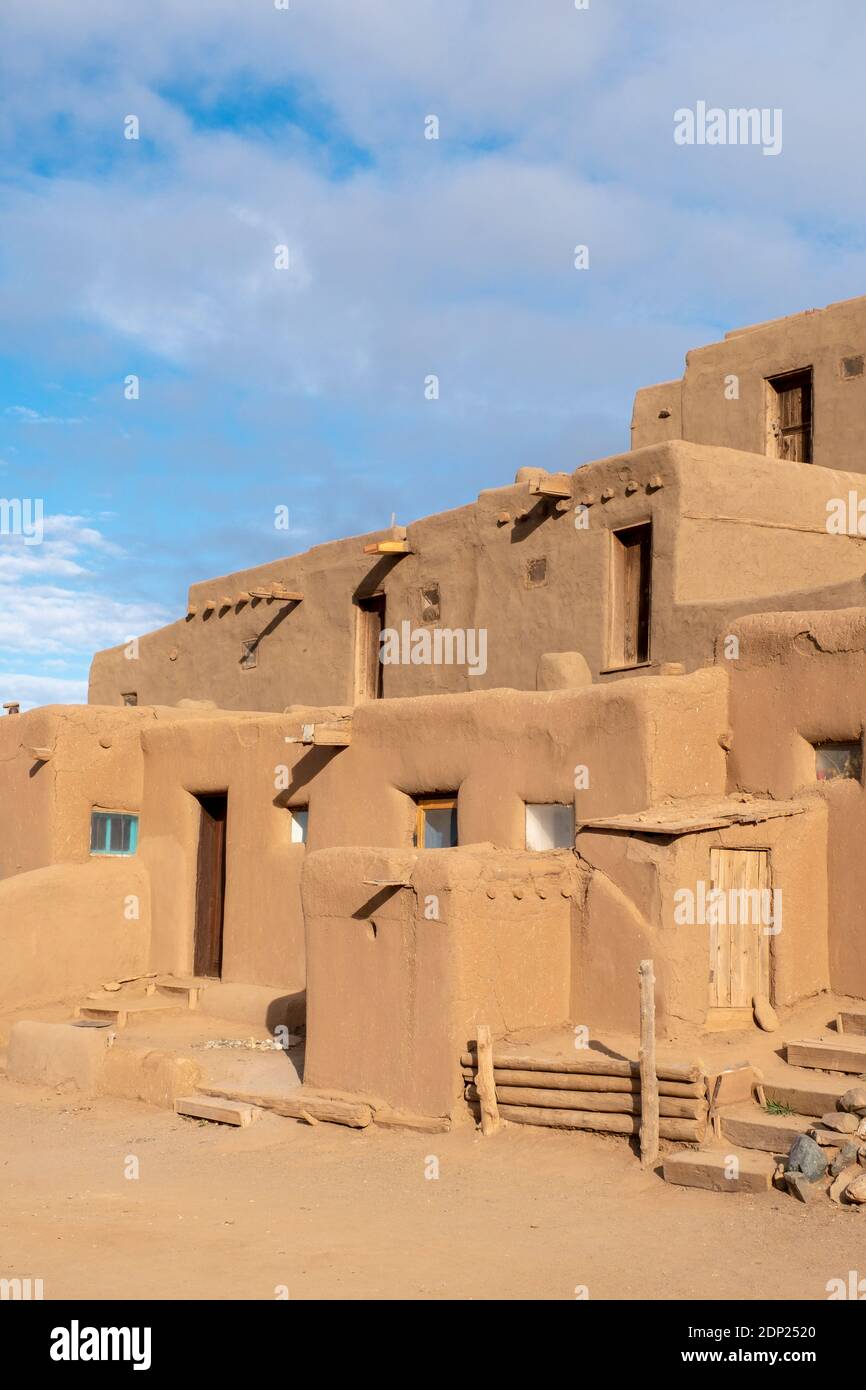 Adobe case di mattoni di fango nello storico villaggio nativo americano di Taos Pueblo, New Mexico, Stati Uniti. Patrimonio dell'umanità dell'UNESCO. Foto Stock