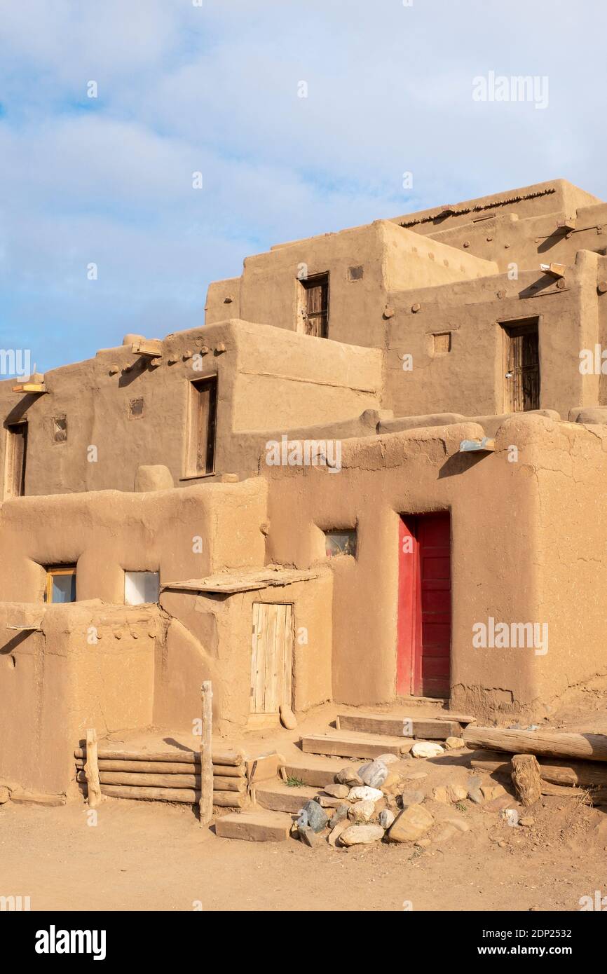 Adobe case di mattoni di fango nello storico villaggio nativo americano di Taos Pueblo, New Mexico, Stati Uniti. Patrimonio dell'umanità dell'UNESCO. Foto Stock