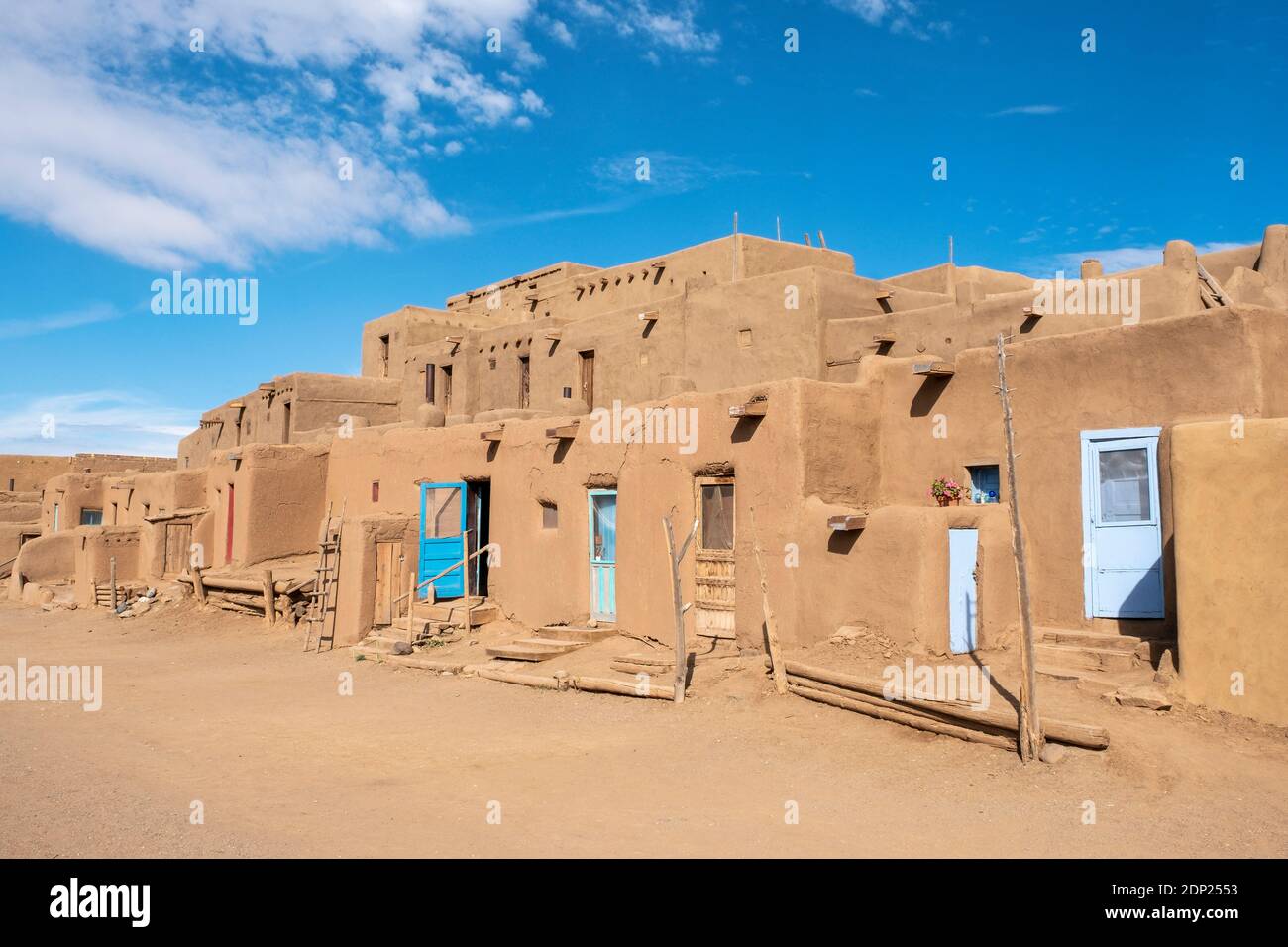 Adobe case di mattoni di fango nello storico villaggio nativo americano di Taos Pueblo, New Mexico, Stati Uniti. Patrimonio dell'umanità dell'UNESCO. Foto Stock