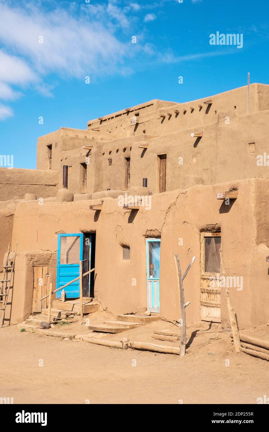 Adobe case di mattoni di fango nello storico villaggio nativo americano di Taos Pueblo, New Mexico, Stati Uniti. Patrimonio dell'umanità dell'UNESCO. Foto Stock