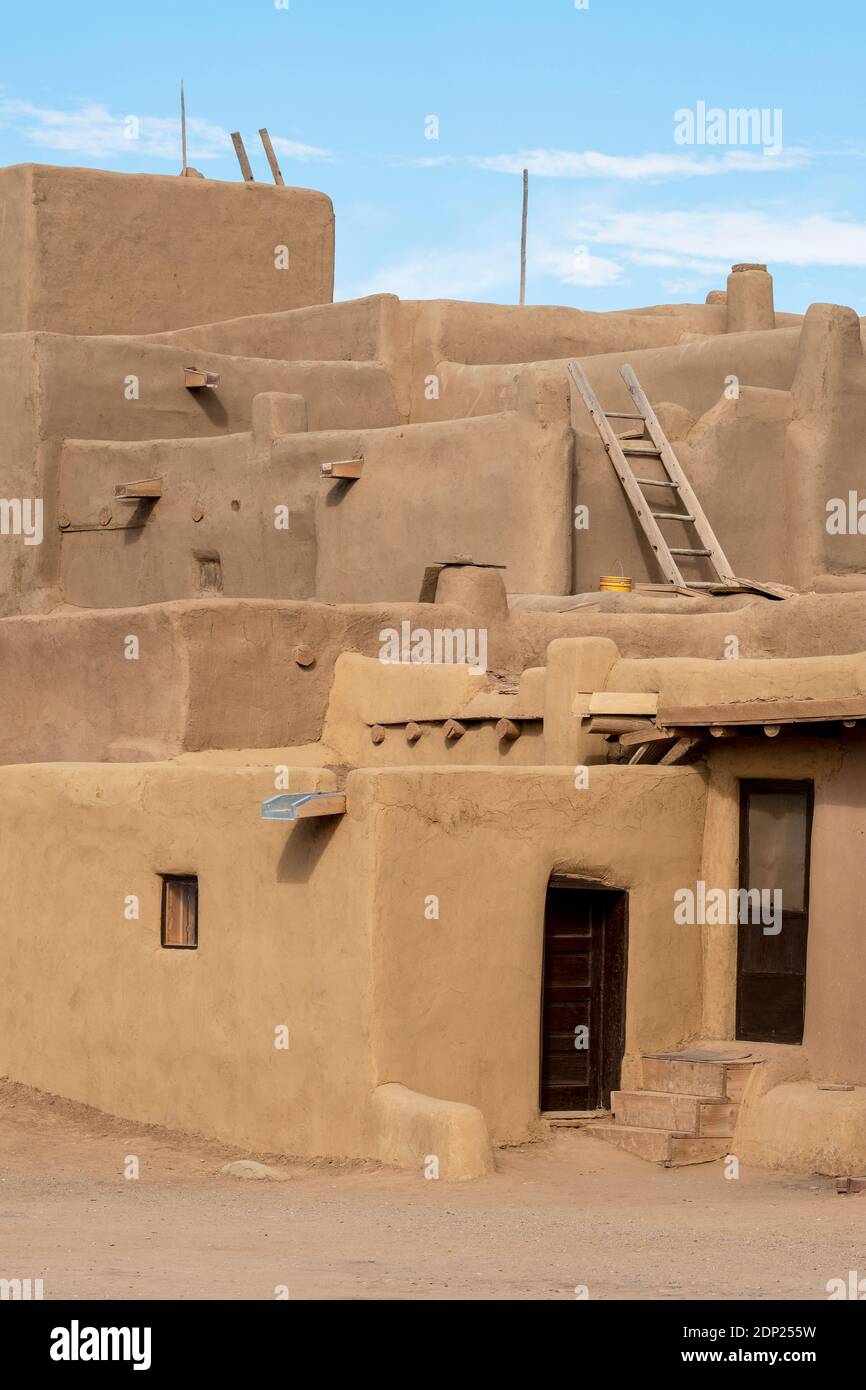 Adobe case di mattoni di fango nello storico villaggio nativo americano di Taos Pueblo, New Mexico, Stati Uniti. Patrimonio dell'umanità dell'UNESCO. Foto Stock