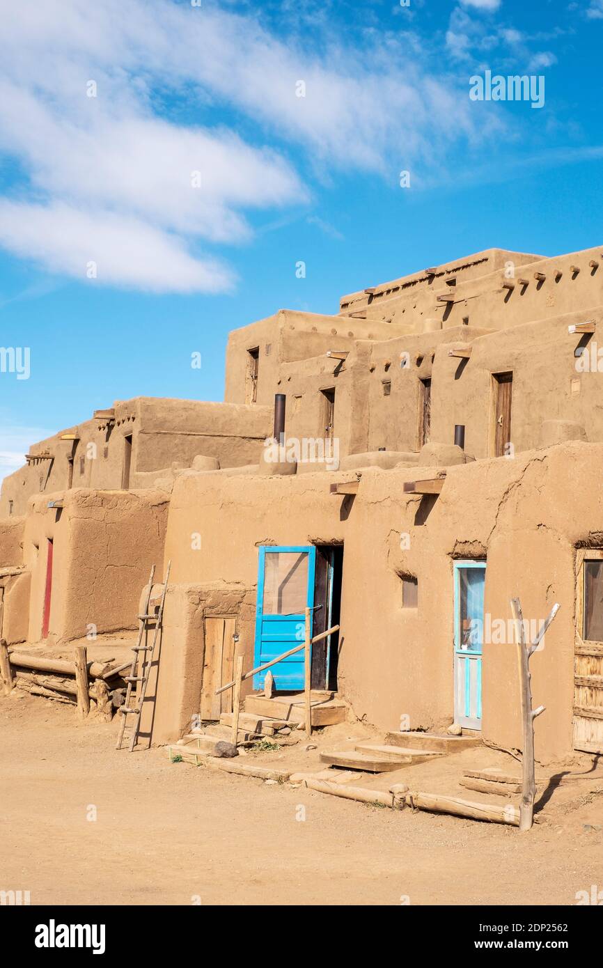 Adobe case di mattoni di fango nello storico villaggio nativo americano di Taos Pueblo, New Mexico, Stati Uniti. Patrimonio dell'umanità dell'UNESCO. Foto Stock