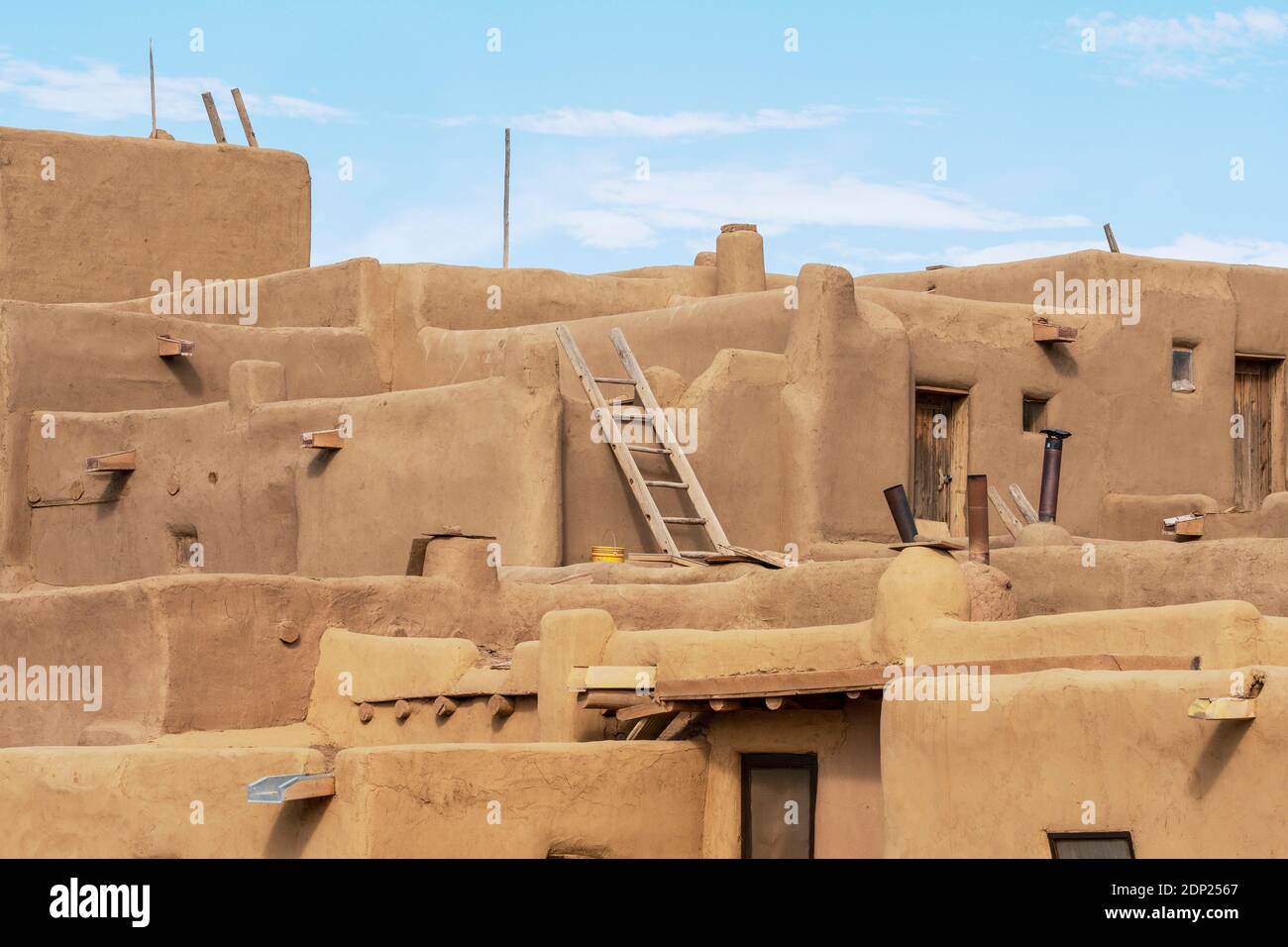 Adobe case di mattoni di fango nello storico villaggio nativo americano di Taos Pueblo, New Mexico, Stati Uniti. Patrimonio dell'umanità dell'UNESCO. Foto Stock